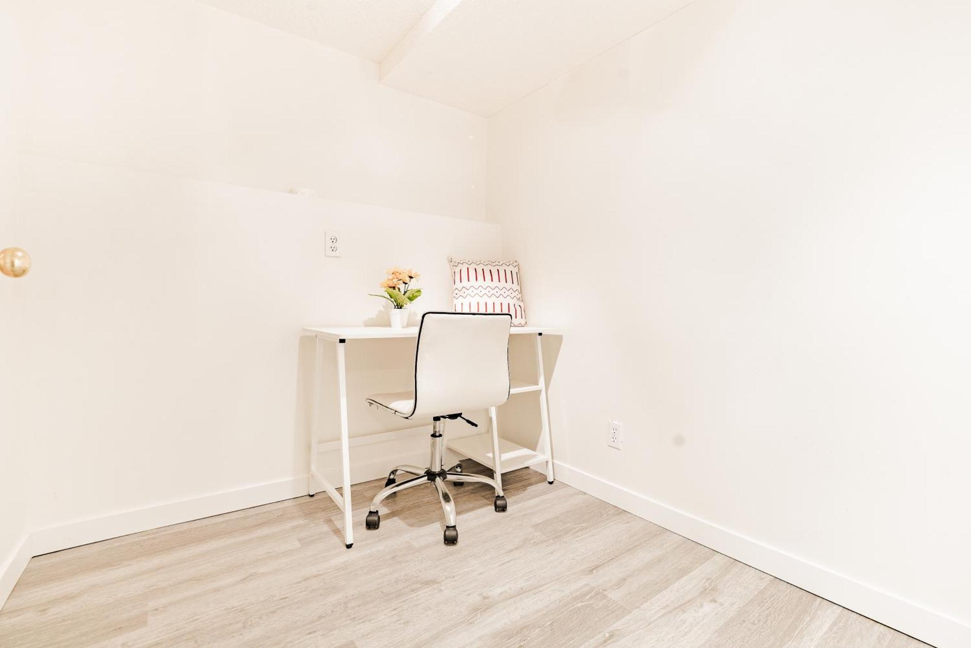 Walkout Basement Suite, 2 Bdr 4bd, Bright And Spacious Appartement