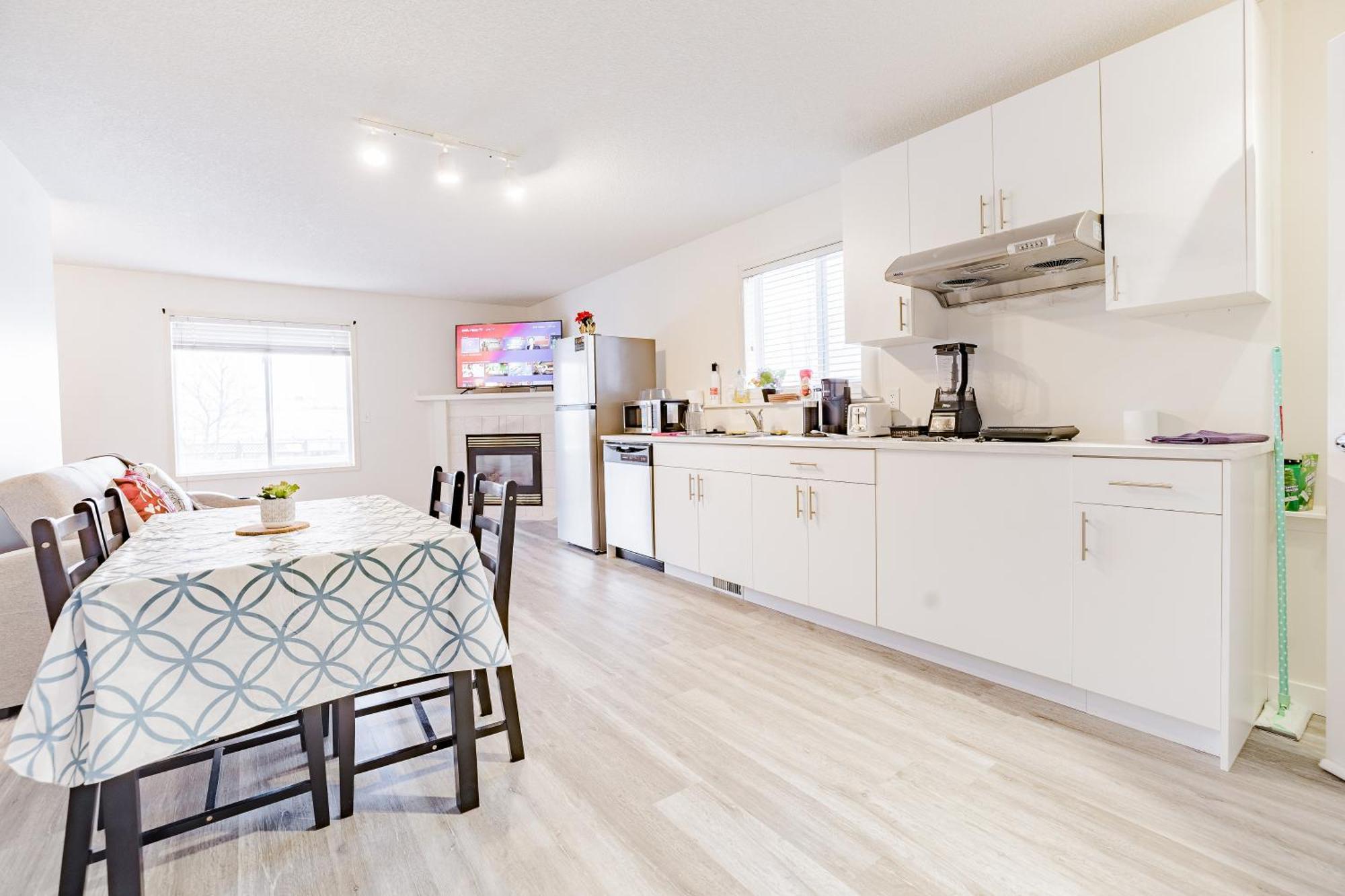 Walkout Basement Suite, 2 Bdr 4bd, Bright And Spacious Appartement Calgary